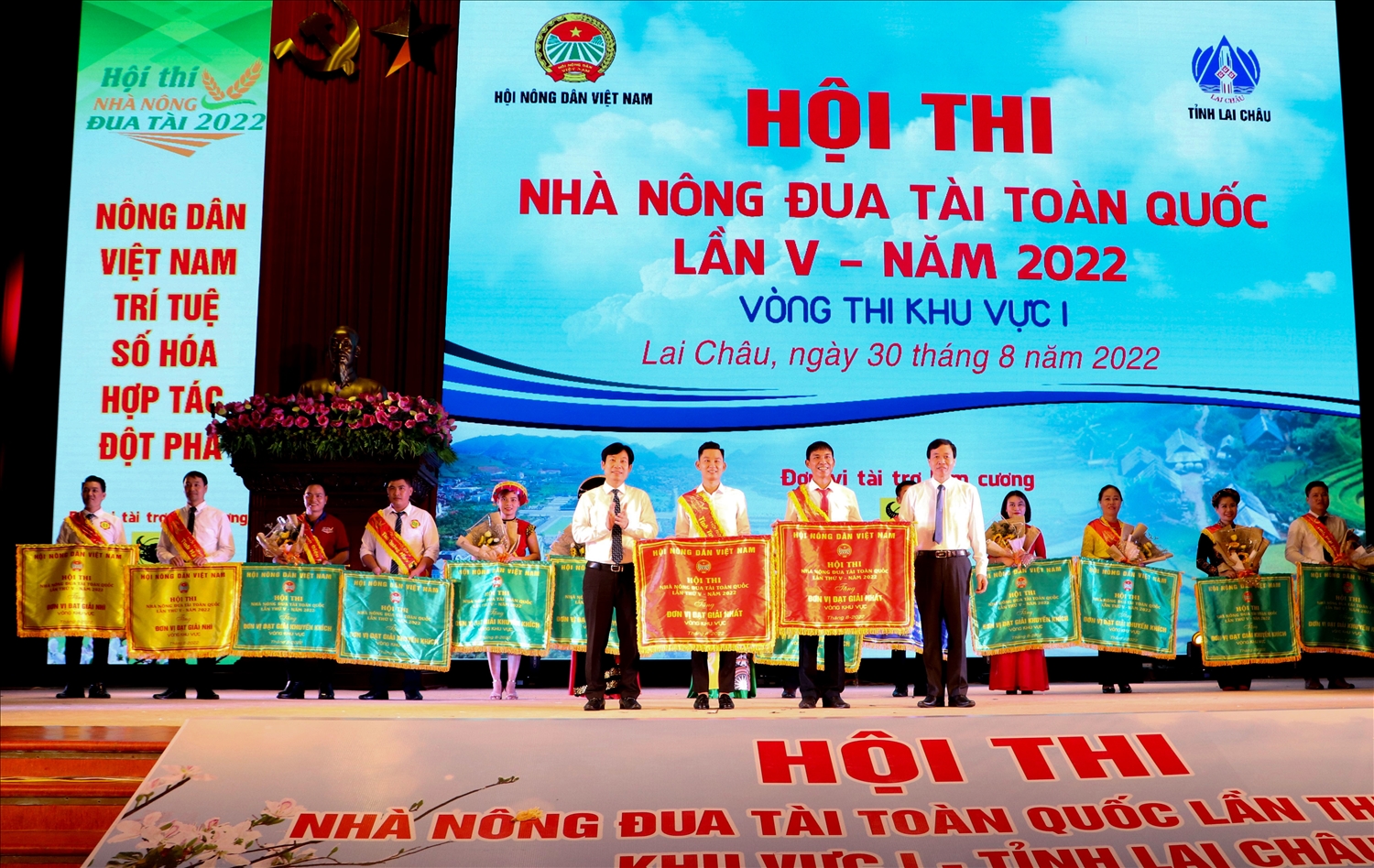 Ban Tổ chức Hội thi trao giải nhất cho 2 đội Lai Châu và Tuyên Quang
