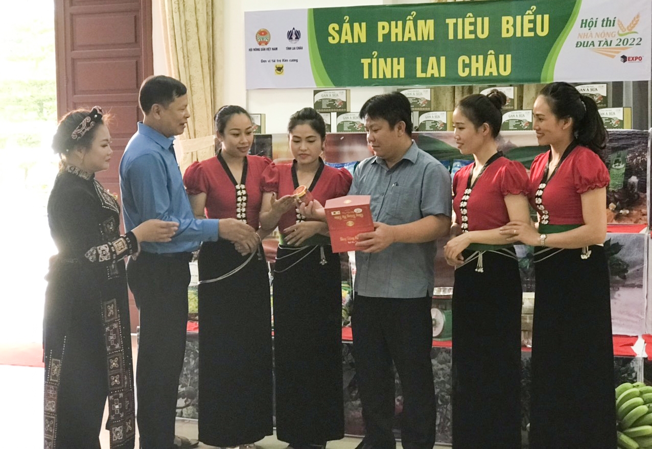 Đồng bào Thái giới thiệu sản phẩm tiêu biểu của Lai Châu tới đại biểu và du khách