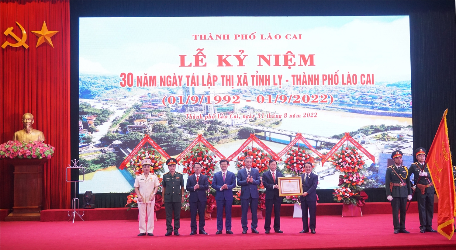 Thừa ủy quyền của Chủ tịch nước, Bộ trưởng, Chủ nhiệm UBDT Hầu A Lềnh trao Huân chương Lao động hạng Nhất cho Đảng bộ, chính quyền và Nhân dân các dân tộc Tp. Lào Cai