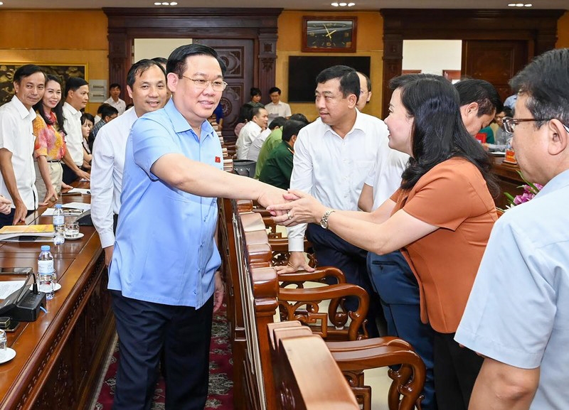 Chủ tịch Quốc hội Vương Đình Huệ với các cán bộ chủ chốt tỉnh Hà Tĩnh tại buổi làm việc