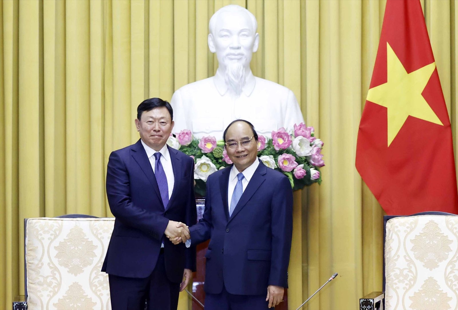 Chủ tịch nước Nguyễn Xuân Phúc tiếp Chủ tịch Tập đoàn Lotte Shin Dong-bin. Ảnh: VPCTN