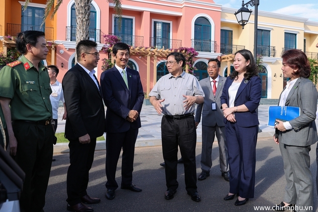 Thủ tướng Phạm Minh Chính nhấn mạnh yêu cầu với tỉnh Bình Thuận những địa điểm, vị trí đẹp nhất phải dành cho hoạt động sản xuất kinh doanh để tạo việc làm, sinh kế cho người dân - Ảnh: VGP/Nhật Bắc