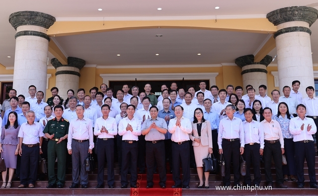 Thủ tướng cùng tập thể Ban Thường vụ Tỉnh ủy Bình Thuận - Ảnh: VGP/Nhật Bắc