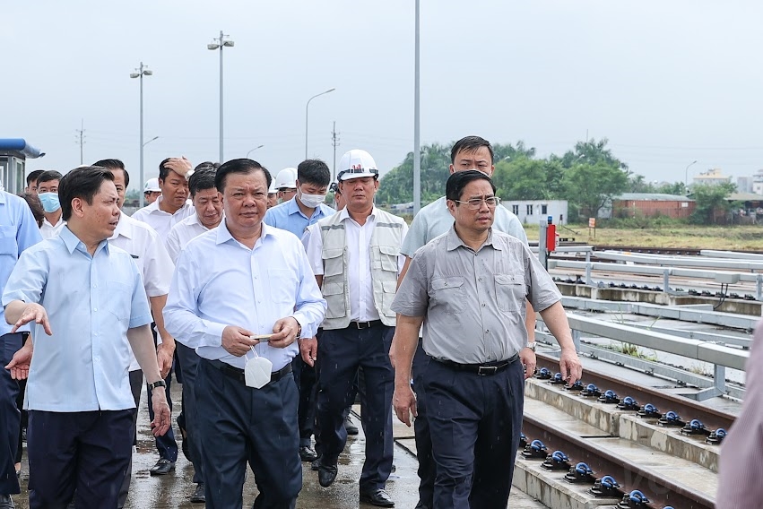 Thủ tướng đi kiểm tra thực địa tại ga S9- Kim Mã. Ảnh: VGP/Nhật Bắc