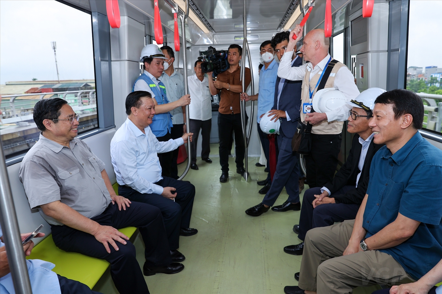 Thủ tướng Phạm Minh Chính di chuyển trên tàu từ ga S8 về Depot (Trung tâm Điều khiển) tại Nhổn và kiểm tra thực địa tại Depot. Ảnh VGP/Nhật Bắc