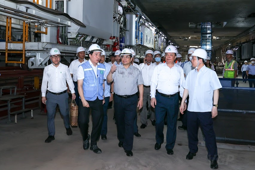 Thủ tướng đã đi kiểm tra thực địa tại ga S9- Kim Mã, sau đó di chuyển trên tàu từ ga S8 về Depot (Trung tâm Điều khiển) tại Nhổn và kiểm tra thực địa tại Depot này. Ảnh: VGP/Nhật Bắc