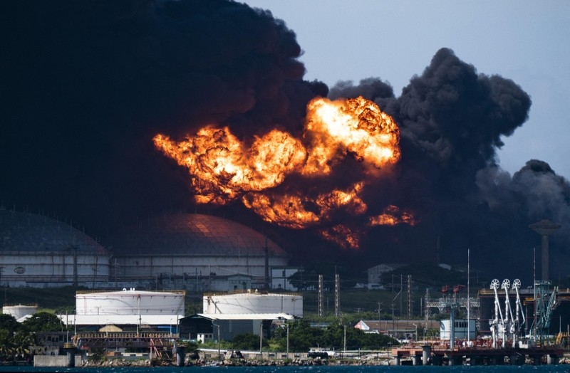 Khói lửa bốc ngùn ngụt tại hiện trường vụ sét đánh gây hỏa hoạn một bể chứa tại kho dầu ở khu công nghiệp gần thành phố Matanzas, Cuba ngày 6/8/2022. (Ảnh: AFP/TTXVN)
