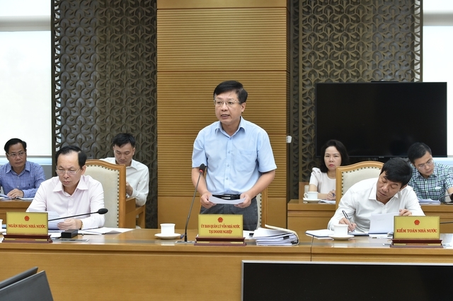 Phó Chủ tịch Ủy ban Quản lý vốn nhà nước tại doanh nghiệp Hồ Sỹ Hùng trình bày báo cáo về tình hình hoạt động của Nhà máy Đạm Ninh Bình và Công ty tàu thủy Dung Quất. Ảnh VGP/Quang Thương