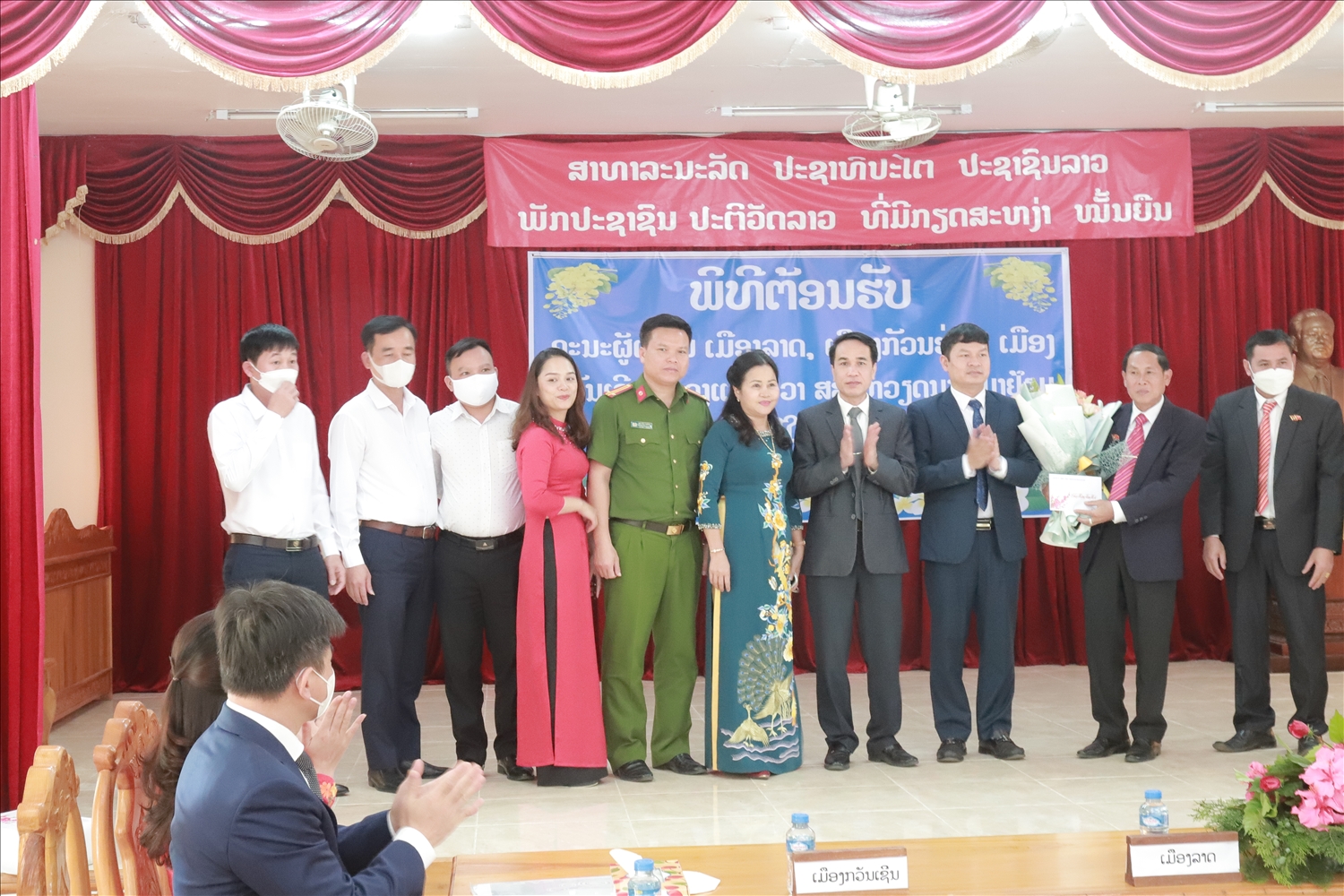 Lãnh đạo huyện Quan Sơn tặng quà huyện Viêng Xay nhân dịp Tết Bunpimay