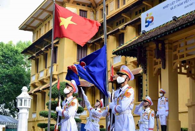 Lá cờ ASEAN là biểu tượng cho tình đoàn kết, hữu nghị, hợp tác của Hiệp hội và khát vọng hoà bình, ổn định, phát triển thịnh vượng của tất cả các nước thành viên dưới mái nhà chung là Cộng đồng ASEAN - Ảnh: BNG