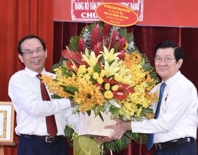 Bí thư Thành ủy TPHCM Nguyễn Văn Nên tặng hoa chúc mừng nguyên Chủ tịch nước Trương Tấn Sang - Ảnh: VGP/Anh Thơ