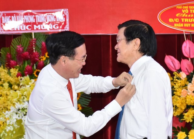Thường trực Ban Bí thư Võ Văn Thưởng trao Huy hiệu 50 năm tuổi Đảng cho nguyên Chủ tịch nước Trương Tấn Sang - Ảnh: VGP/Anh Thơ
