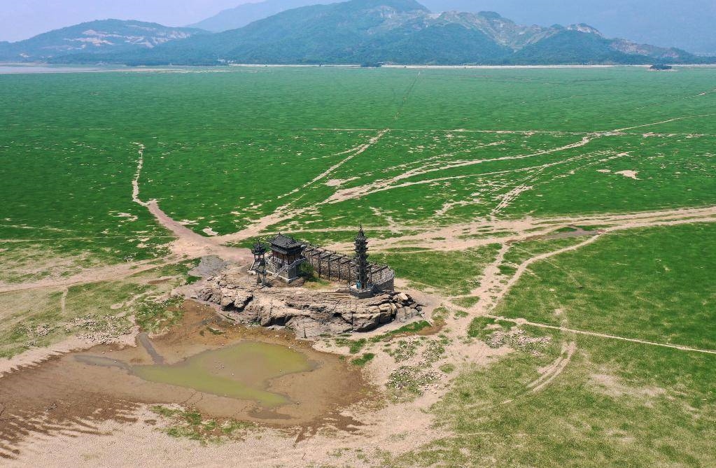Mực nước của hồ Poyang giảm xuống, và cầu tàu sao rơi ở khu vực hồ đã lộ ra hoàn toàn (ảnh chụp từ máy bay không người lái vào ngày 17 tháng 8). Ảnh của Tân Hoa Xã phóng viên Vientiane