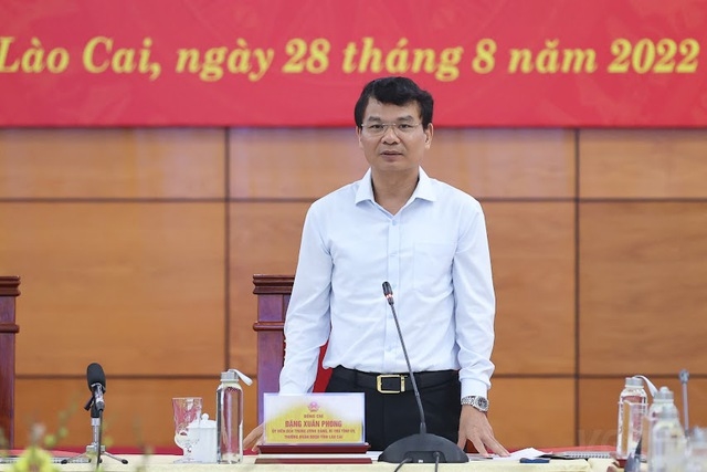 Bí thư Tỉnh ủy Lào Cai, Trưởng đoàn Đại biểu Quốc hội tỉnh Lào Cai Đặng Xuân Phong báo cáo tình hình KT-XH của tỉnh tại cuộc làm việc. Ảnh: VGP/Nhật Bắc