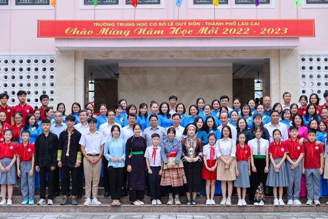 Thủ tướng tới thăm một số trường học trên địa bàn tỉnh Lào Cai để kiểm tra công tác chuẩn bị trước thềm năm học mới. Ảnh VGP/Nhật Bắc