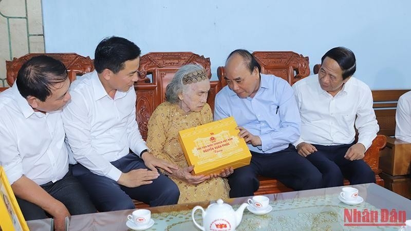 Chủ tịch nước Nguyễn Xuân Phúc tặng quà Bà mẹ Việt Nam anh hùng Lê Thị Ình