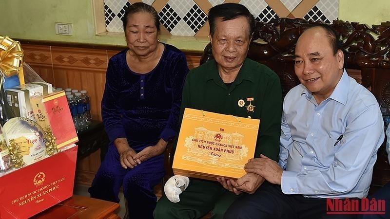 Chủ tịch nước Nguyễn Xuân Phúc tặng quà thương binh Lường Anh Tuấn