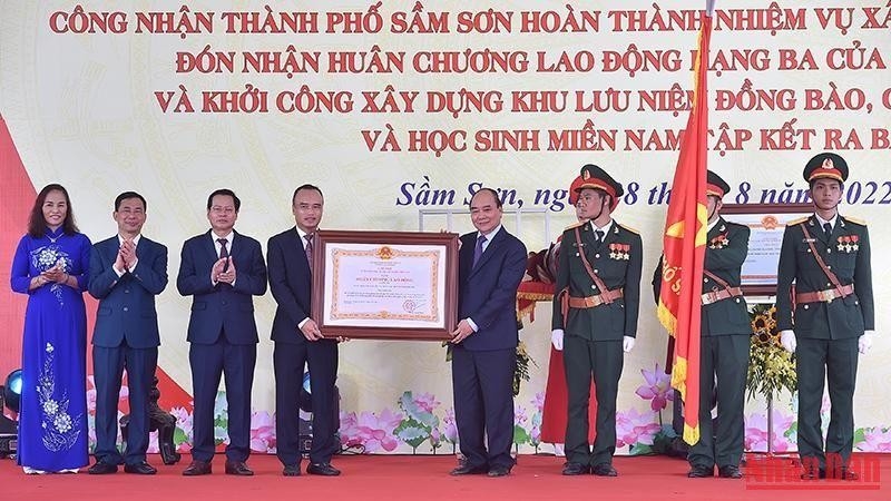 Chủ tịch nước Nguyễn Xuân Phúc trao Huân chương Lao động hạng Ba tặng Đảng bộ, chính quyền và Nhân dân Tp. Sầm Sơn, tỉnh Thanh Hóa