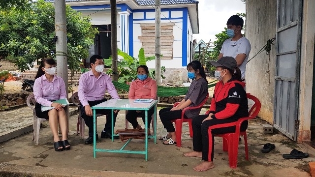Cán bộ tín dụng Ngân hàng CSXH Quảng Bình đến tận hộ gia đình để thẩm định cho vay, hướng dẫn người dân sử dụng hiệu quả đồng vốn vay