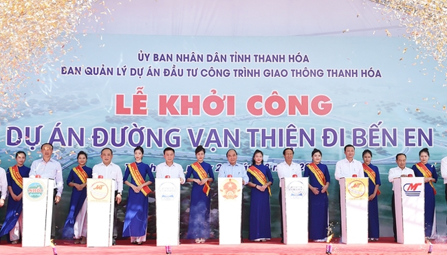 Chủ tịch nước Nguyễn Xuân Phúc, Phó Thủ tướng Lê Văn Thành dự lễ khởi công xây dựng tuyến đường Vạn Thiện - Bến En. (Ảnh: VGP/Đức Tuân) 