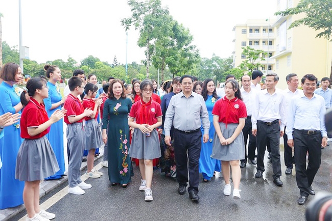 Thủ tướng Phạm Minh Chính đến thăm Cụm liên trường TP. Lào Cai. (Ảnh: VGP/Nhật Bắc)