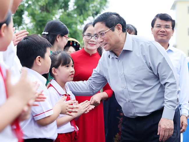 Thủ tưởng thăm hỏi các em học sinh Trường Tiểu học Nguyễn Du. (Ảnh: VGP/Nhật Bắc)