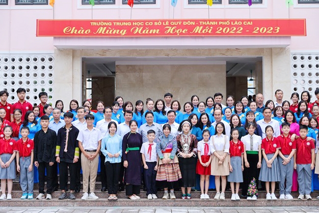 Thủ tướng và các thầy cô giáo cùng các em học sinh trong buổi gặp mặt tại Trường THCS Lê Quý Đôn, Tp. Lào Cai. (Ảnh: VGP/Nhật Bắc)