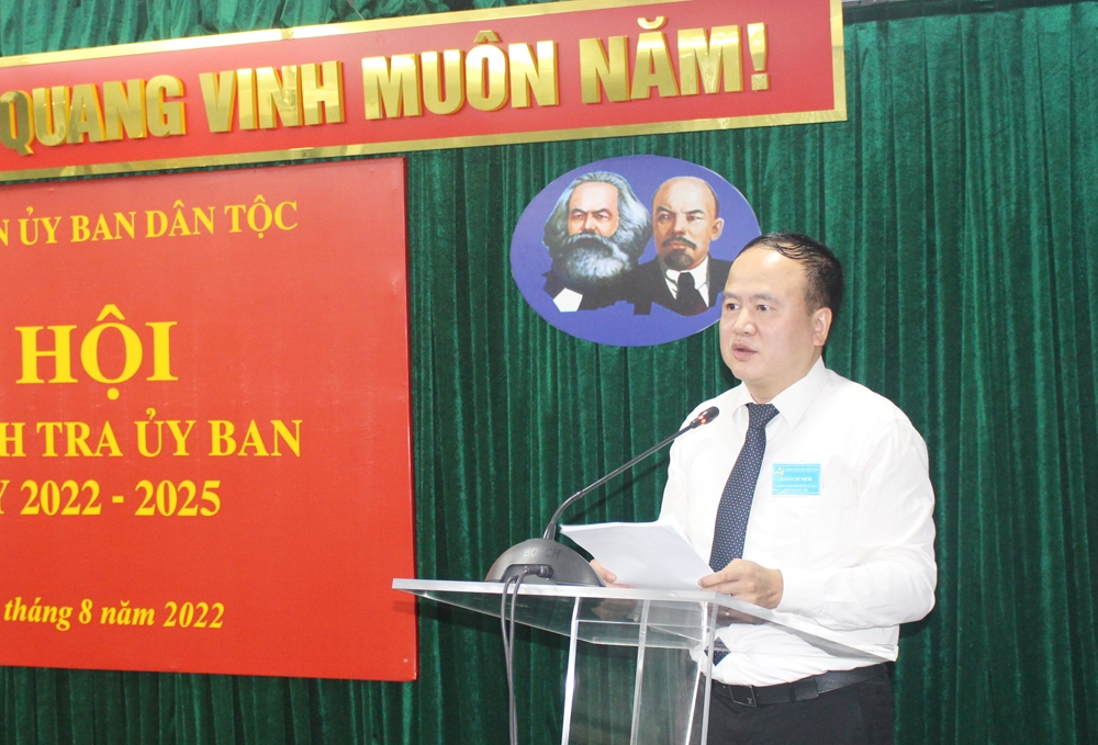 Đồng chí Lò Quang Tú - Ủy viên Ban Thường vụ Đảng ủy, Chánh Văn phòng Ủy ban phát biểu ý kiến chỉ đạo tại Đại hội