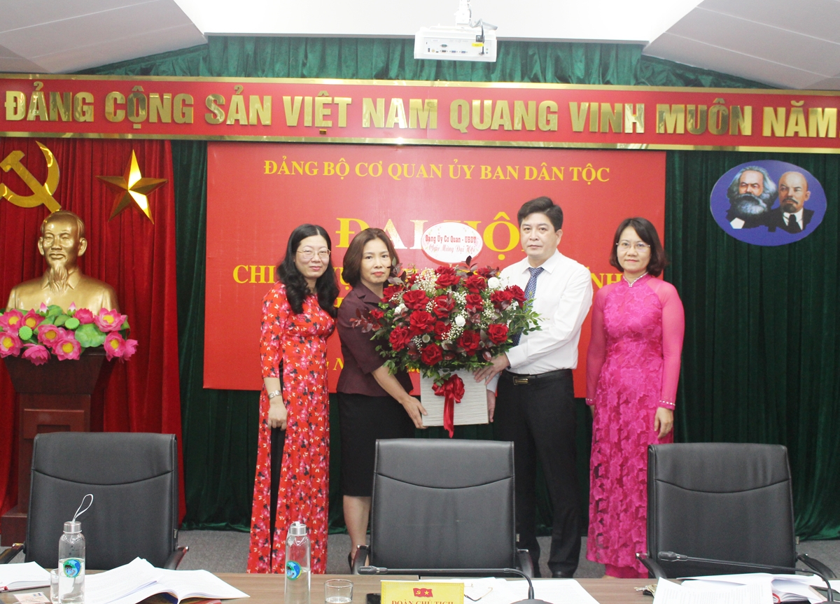 Đồng chí Nguyễn Thu Minh, Phó Bí thư Thường trực Đảng ủy, Chánh Văn phòng Ban Cán sự đảng tặng hoa chúc mừng Cấp ủy nhiệm kỳ 2022 - 2025 của Chi bộ Vụ Kế hoạch - Tài chính