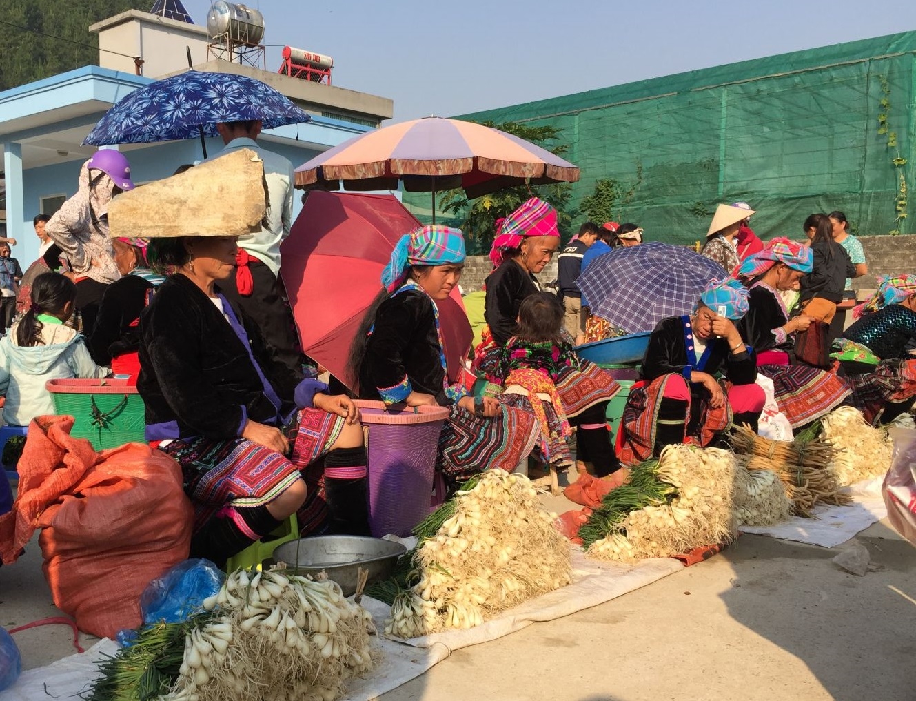 Giảm lãi suất cho vay theo QĐ 31 và QĐ 92 là rất cần thiết để người dân vùng khó khăn có thêm điều kiện phát triển kinh tế, đặc biệt là với phụ nữ DTTS, từ đó thúc đẩy bình đẳng giới. (Trong ảnh: Một góc chợ phiên San Thàng, huyện Tam Đường, tỉnh Lai Châu)