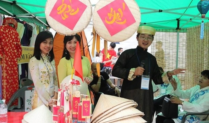 Gian trưng bày áo dài dân tộc Việt Nam tại Lễ hội Văn hóa Việt Nam tại Hàn Quốc lần thứ 9 (năm 2019)