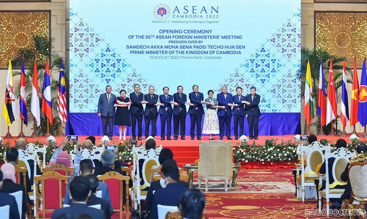 Thủ tướng Campuchia Hun Sen và các Bộ trưởng Ngoại giao ASEAN dự phiên khai mạc AMM-55. (Ảnh: Tuấn Anh)