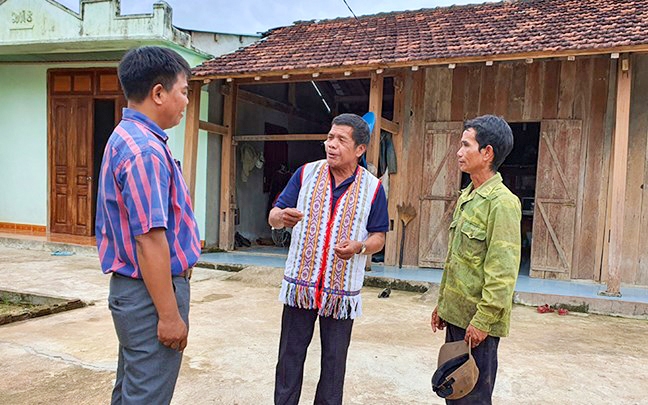 Già làng ở Kon Tum tuyên truyền phổ biến pháp luật tới người dân