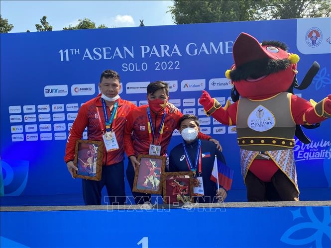 Kình ngư Võ Huỳnh Anh Khoa (giữa) xuất sắc giành huy chương Vàng cho đoàn thể thao người khuyết tật Việt Nam tại ASEAN Para Games lần thứ 11. Ảnh: Chiến Phong/Pv TTXVN tại Indonesia