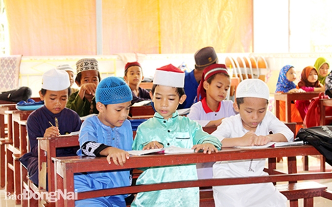 Các em học sinh vùng đồng bào Chăm ở xã Bình Sơn (huyện Long Thành) tham gia lớp học chữ của dân tộc