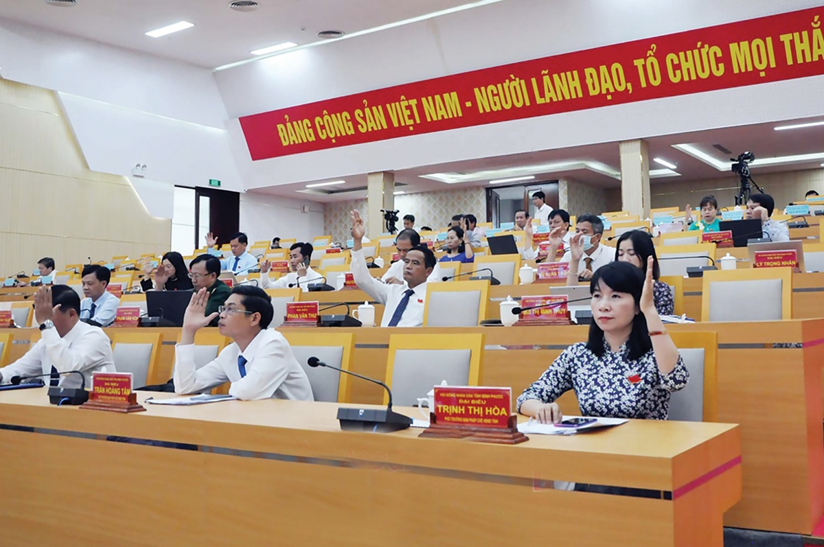 Tại kỳ họp thứ 6, HĐND tỉnh Bình Phước khóa X, nhiệm kỳ 2021 - 2026, 100% đại biểu biểu quyết thông qua Nghị quyết 15/NQ-HĐND.