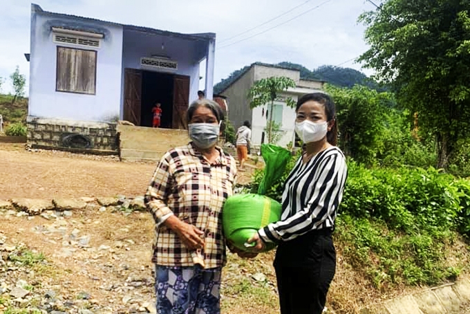 Người dân thuộc diện hộ nghèo, cận nghèo xã Khánh Trung nhận gạo hỗ trợ từ UBND huyện