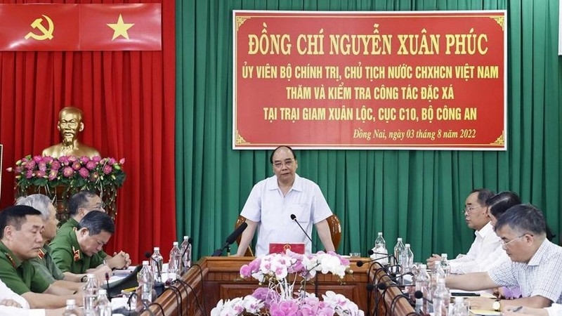 Chủ tịch nước Nguyễn Xuân Phúc làm việc với Ban Giám thị Trại giam Xuân Lộc. (Ảnh: TTXVN)