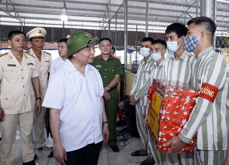 Chủ tịch nước Nguyễn Xuân Phúc tặng quà cho các phạm nhân trong diện thuộc đặc xá. (Ảnh: TTXVN)