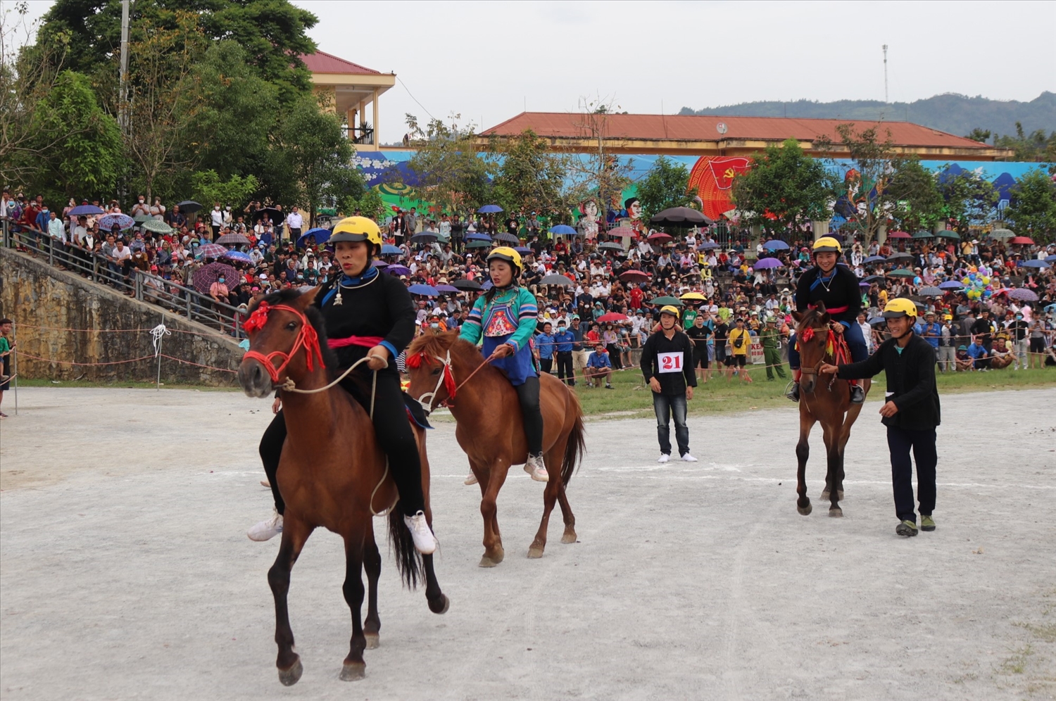 Những nữ “kỵ sĩ” chạy vòng mở màn Giải đua ngựa Bắc Hà năm 2022
