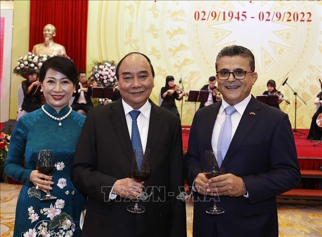 Chủ tịch nước Nguyễn Xuân Phúc và Phu nhân với các đại biểu