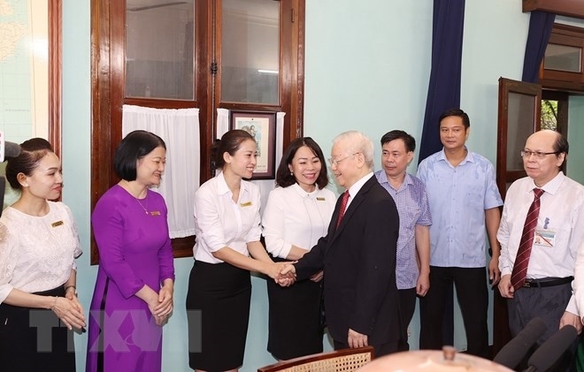 Tổng Bí thư Nguyễn Phú Trọng với cán bộ, nhân viên Khu di tích Chủ tịch Hồ Chí Minh ở Phủ Chủ tịch