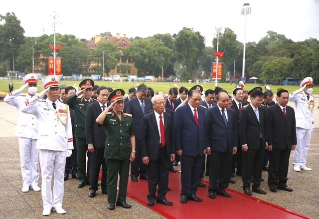 Các đồng chí lãnh đạo bày tỏ lòng biết ơn vô hạn, lòng thành kính tưởng nhớ công lao to lớn của Chủ tịch Hồ Chí Minh đối với sự nghiệp đấu tranh giải phóng dân tộc, thống nhất đất nước - Ảnh: VGP/Nguyễn Hoàng