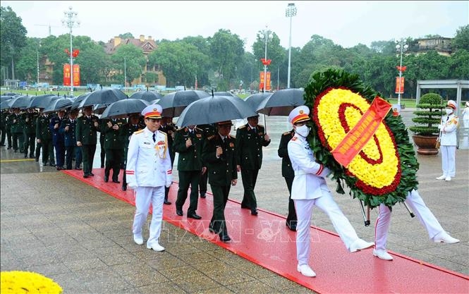 Đoàn Quân ủy Trung ương - Bộ Quốc phòng viếng Chủ tịch Hồ Chí Minh. 