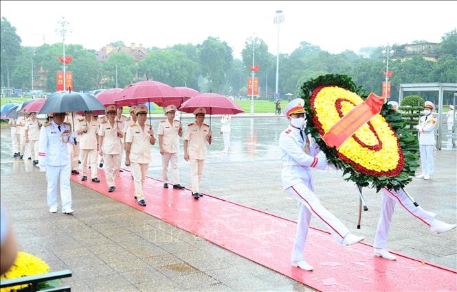 Đoàn Bộ Công an viếng Chủ tịch Hồ Chí Minh. 
