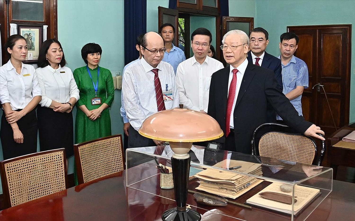 Tổng Bí thư Nguyễn Phú Trọng thăm Nhà 67 trong Khu Di tích Chủ tịch Hồ Chí Minh tại Phủ Chủ tịch.