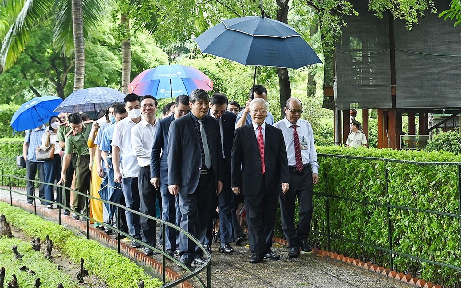 Tổng Bí thư Nguyễn Phú Trọng cùng các đại biểu thăm Khu Di tích Chủ tịch Hồ Chí Minh tại Phủ Chủ tịch.