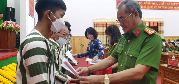 Lãnh đạo Công an huyện Xuân Lộc và lãnh đạo UBND huyện Xuân Lộc (Đồng Nai) trao quyết định đặc xá và căn cước công dân cho các phạm nhân được đặc xá.