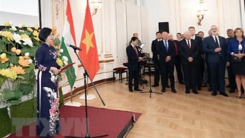 Đại sứ Việt Nam tại Hungary Nguyễn Thị Bích Thảo phát biểu khai mạc. (Ảnh: TTXVN)