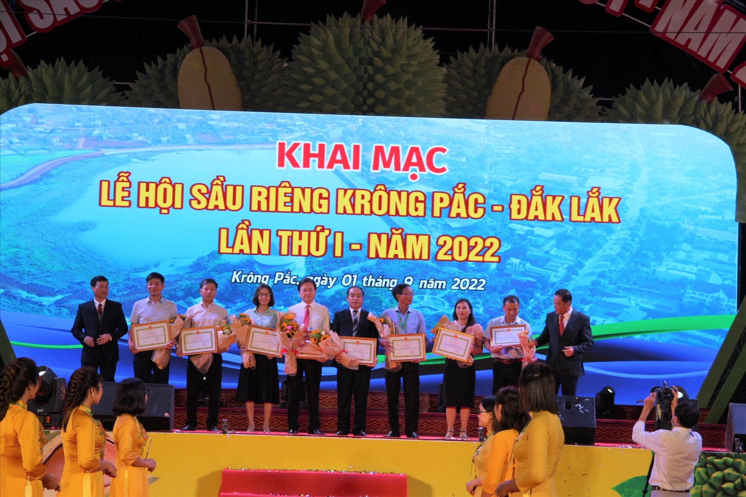 Trao Bằng khen của Chủ tịch UBND tỉnh cho các cá nhân có thành tích xuất sắc trong hỗ trợ phát triển sầu riêng huyện Krông Pắc.